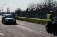 policjanci w trakcie sprawdzania stanu trzeźwości kierujących pojazdami