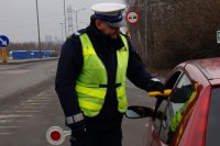 policjant kontrolujący stan trzeźwości kierującego