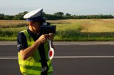policjant mierzący prędkość