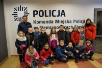 policjant z dziećmi