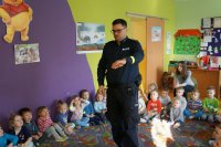 policjant na spotkaniu z dziećmi