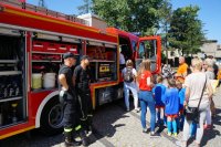 przedszkolaki ze strażakami i wóz strażacki