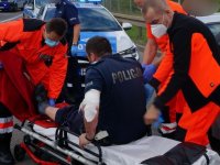 ratownicy medyczni mają na noszach rannego policjanta