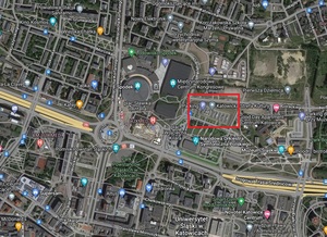 zdjęcie kolorowe: mapa centrum Katowic z zaznaczonym  czerwonym kwadratem miejscem parkingowym dla kibiców