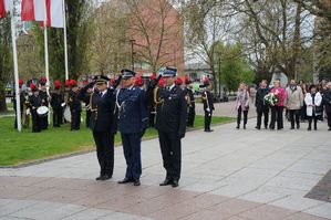 na zdjęciu delegacja służb mundurowych składa hołd przed pomnikiem