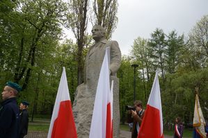 na zdjęciu Pomnik Wojciecha Korfantego, obok flagi państwowe