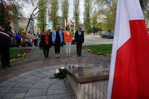 na zdjęciu delegacja władz miasta przed płytą Grobu Nieznanego Żołnierza