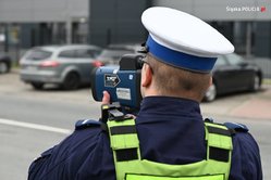 na zdjęciu policjant z drogówki mierzy prędkość radarem