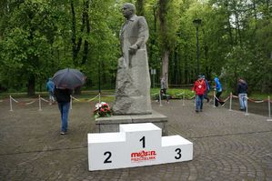 na zdjęciu pomnik Korfantego i podium dla biegaczy